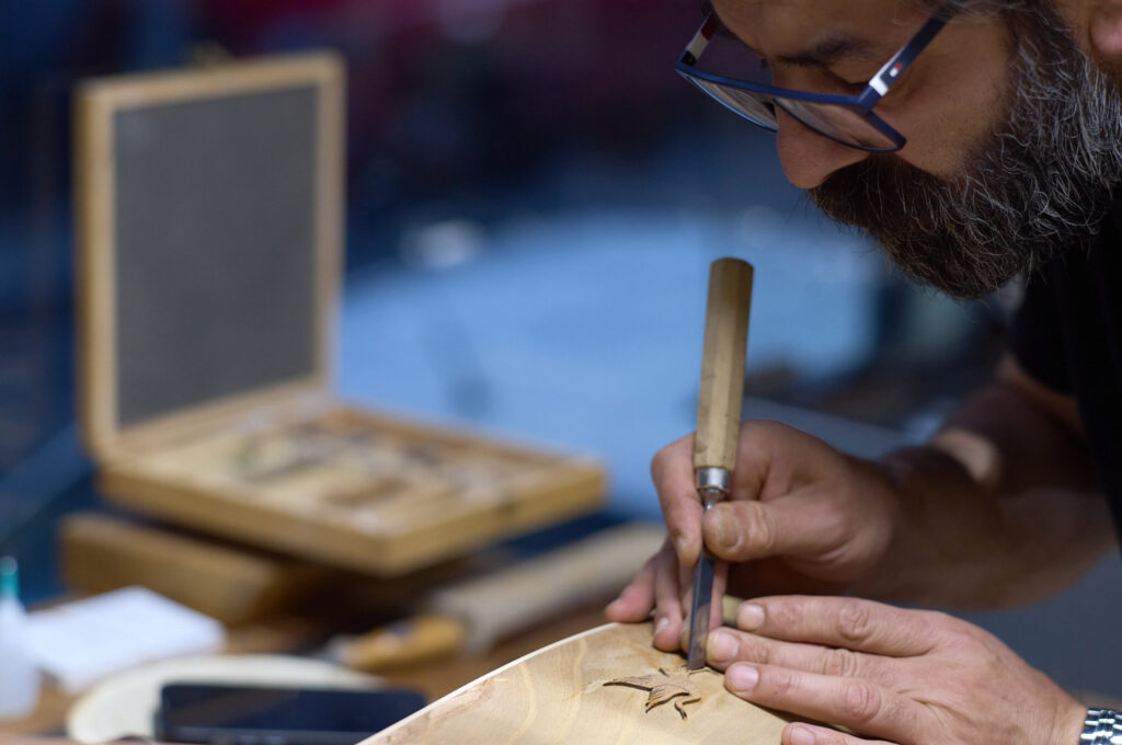Un artisan luthier à Istanbul